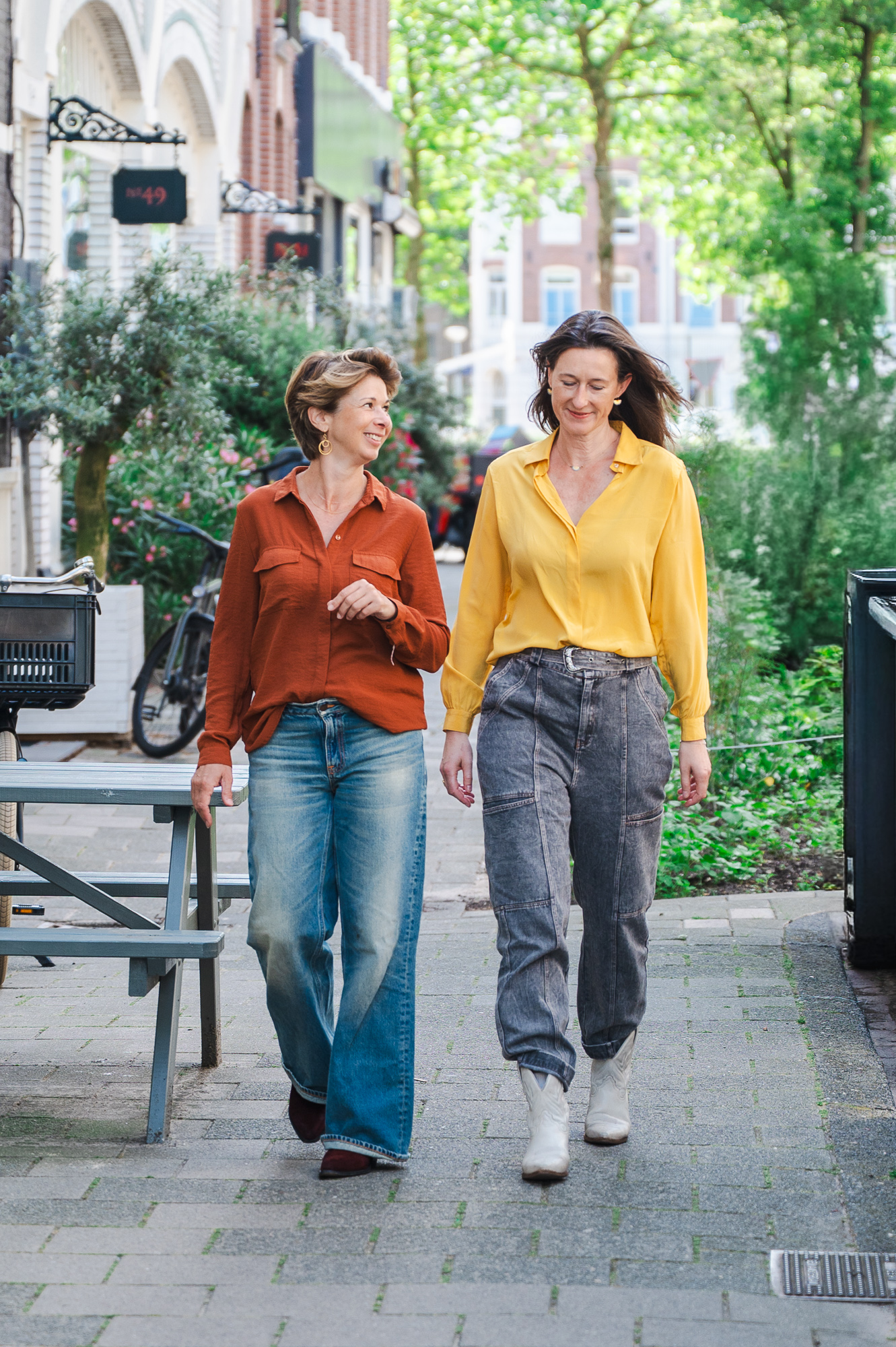 Katja en Ragini lopen samen door een groene straat